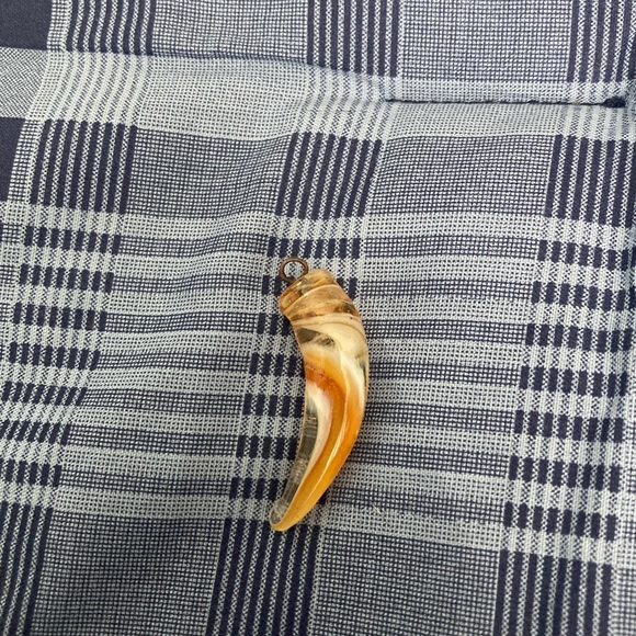 Glass fang pendant - Picture 2 of 2